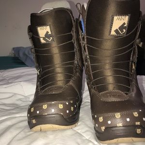 Women’s Burton mint snowboarding boots Size 8.5